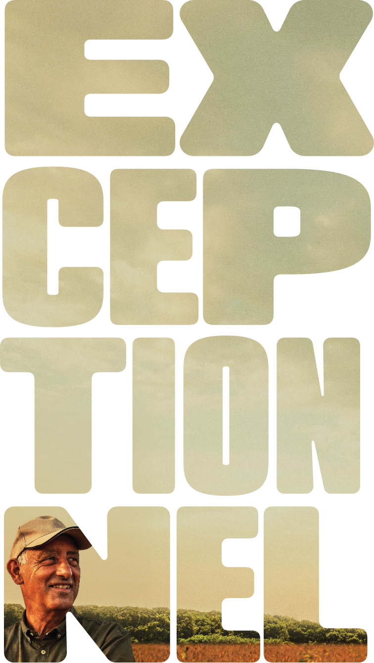 EXCEPTIONNEL en lettres blanches sur fond d’un homme dans un champ agricole.